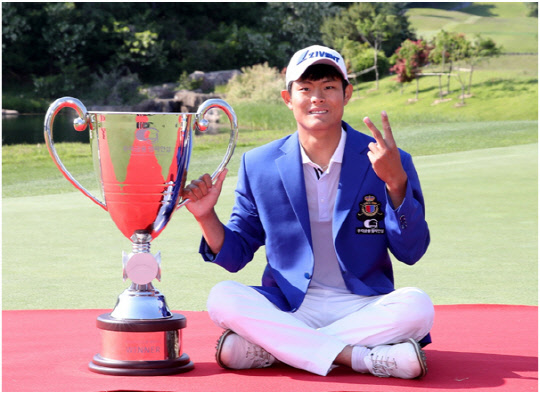 장희민이 2022시즌 KPGA 코리안투어 우리금융챔피언십에서 우승컵을 차지한 후 기쁨의 미소를 짓고 있다.     [지벤트골프단 제공]